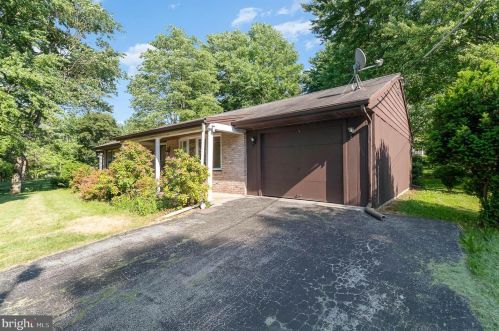 5145 Lake Dr, Harrisburg, PA 17112-2428
