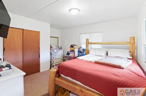 33 Alison Dr, Avenel, NJ 07001-1929