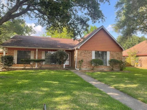 37 Colony Sq, Angleton, TX 77515-3646