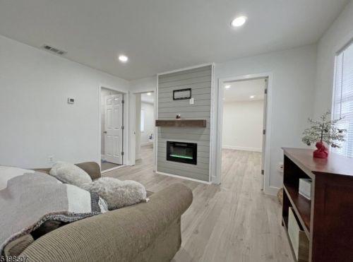 306 Brown Trl, Hopatcong, NJ 07843-1107