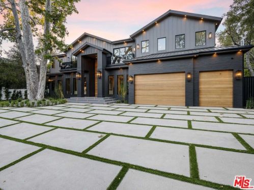 4565 Encino Ave, Van Nuys CA  91316-3834 exterior