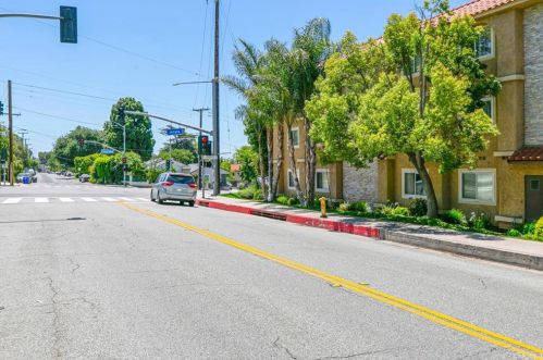 3220 Altura Ave, Glendale CA 91214-3300 exterior