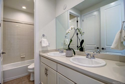 27701 Lakeview Dr, Aurora CO 80016 exterior