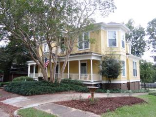 909 10th St, Columbus, MS 39701-4043