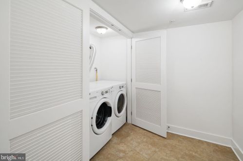 920 Front St, Philadelphia PA 19123-4304 exterior