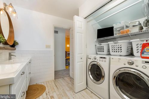 691 Royal View Dr, Lancaster PA  17601-2874 exterior