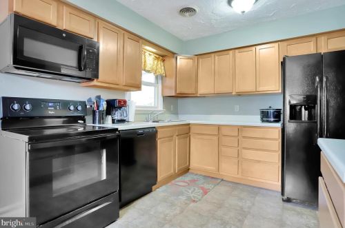 60 Baugher Dr, Hanover PA 17331-4004 exterior