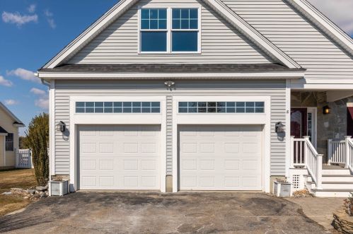 8 Jacqueline Dr, Dover, NH 03820-5019