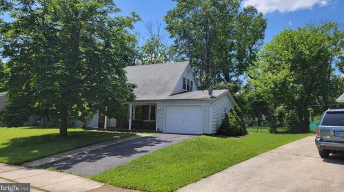5 Edgewater Ln, Willingboro, NJ 08046-2324