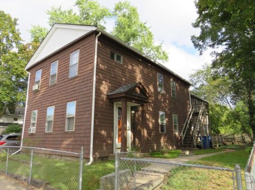 17 Lonsdale School St, Lincoln, RI 02865-1713