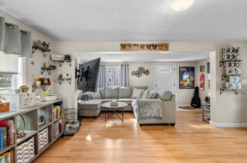 7 Wilcox St, Warwick, RI 02889-9424