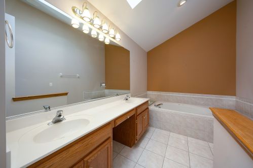 2772 Freeland Cir, Naperville IL  60564-5827 exterior
