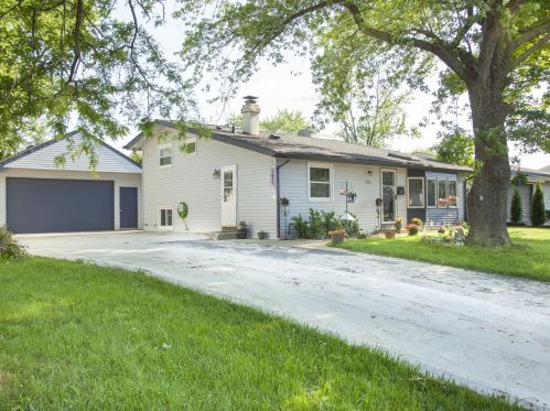 105 Madera Cir, Carpentersville, IL 60110-1110