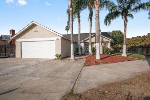 1939 Giddings St, Visalia, CA 93277-0045