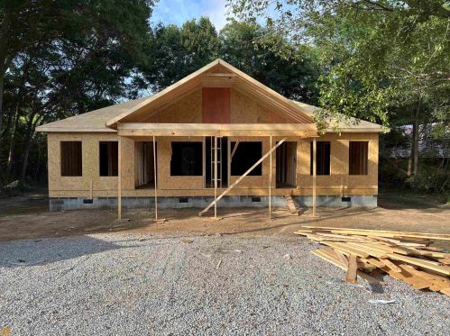 220 Holly St, Social Circle, GA 30025-2808