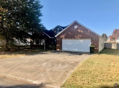 218 Golden Eagle Dr, Kathleen, GA 31047-2238