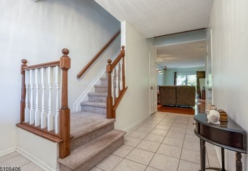 7 Irvin Ct, Lebanon, NJ 08833-2110