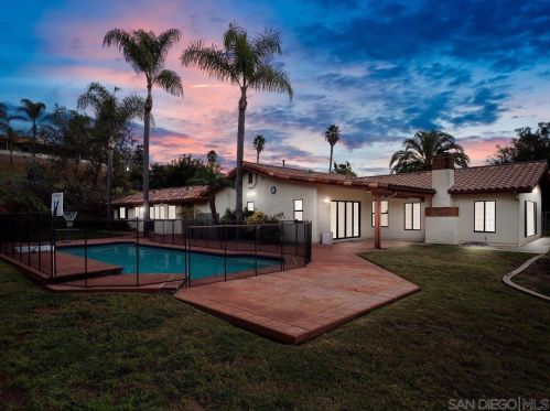 1211 Pleiades Dr, Vista, CA 92084-6531