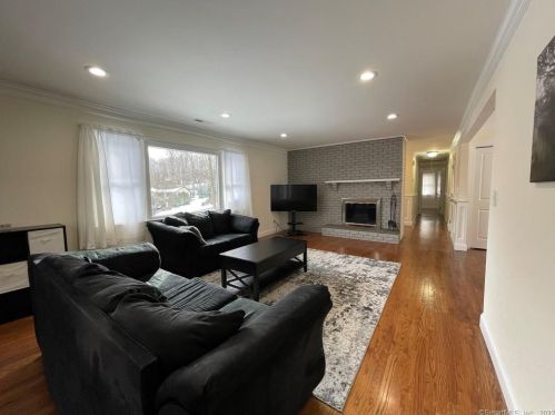 6 Little Fox Run, Huntington CT  06484-1619 exterior