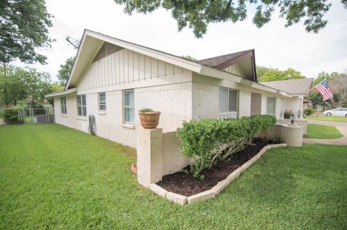 812 Raintree Rd, Fort Worth, TX 76103-1131