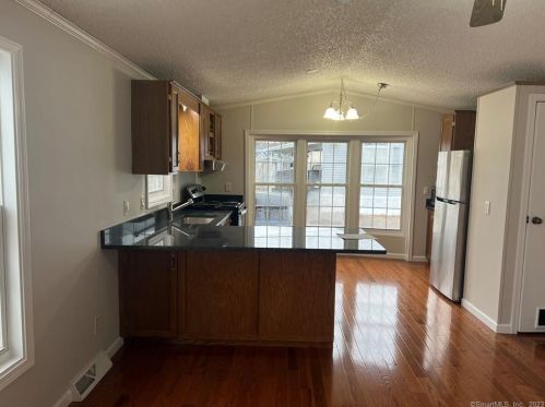 7 1st St, Beacon Falls, CT 06403-1603