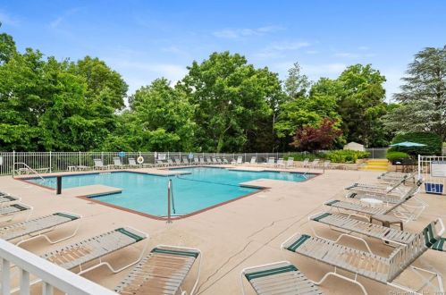 211 Carriage Crossing Ln, Middletown CT  06457-5862 exterior