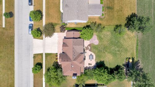 1910 Parkside Dr, Sycamore IL  60178-3315 exterior