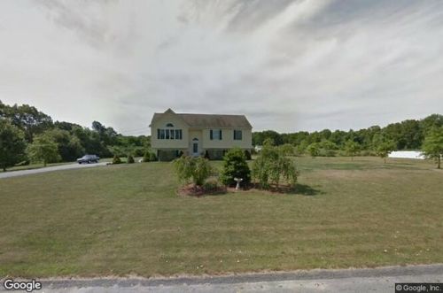 15 Knotty Pine Rd, Tiverton, RI 02878-3855