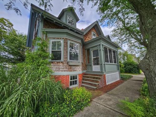 157 Ocean Ave, Providence, RI 02905-3628