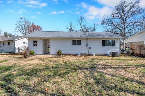 8375 Buddie Dr, Hazelwood, MO 63042-3061