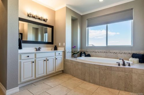 26525 Peakview Dr, Aurora CO 80016-6110 exterior