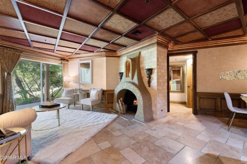697 Sutton Crest Trl, Calabasas, CA 91377-5657