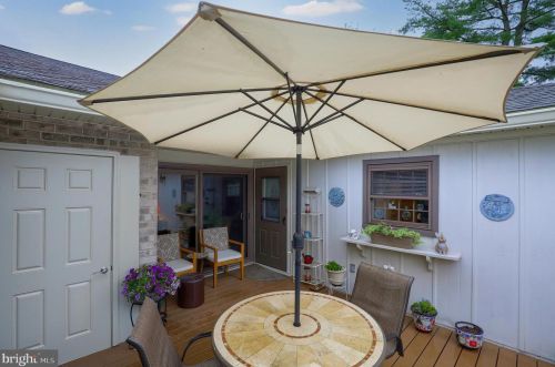 185 Valleybrook Dr, Lancaster PA  17601-4620 exterior