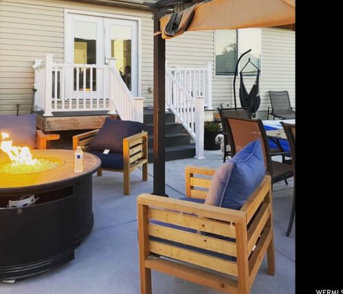 6588 Oak Bridge Dr, Taylorsville, UT 84081-1835