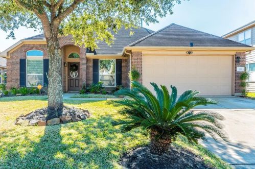 919 Blair Field Ln, Fresno, TX 77545-8686