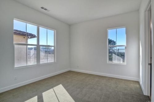 1833 Sugarbush Dr, Vista CA 92084 exterior