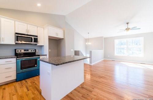 21 Tanager Ln, Gales Ferry, CT 06335-1048