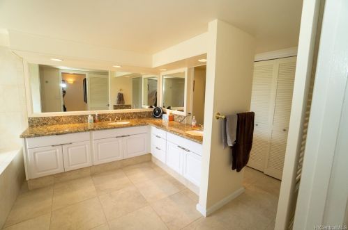 1072 Kaumoku St, Honolulu HI  96825-1306 exterior