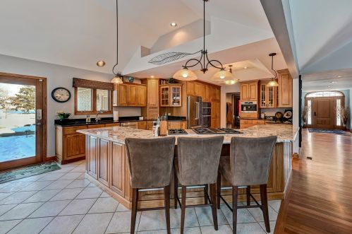 8300 County Line Rd, Willowbrook IL  60527-5719 exterior