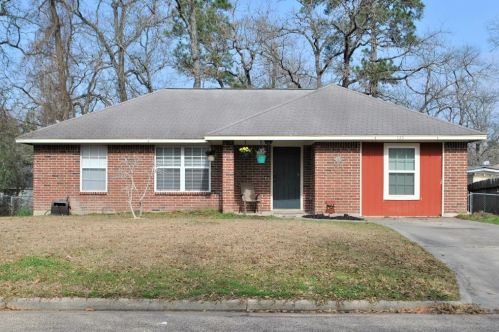 135 Forest Dr, Conroe, TX 77378