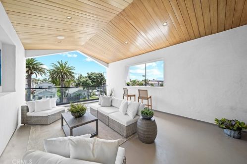 605 12th St, Huntington Beach CA  92648-4035 exterior