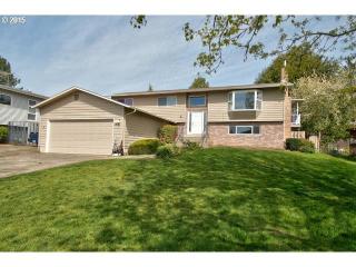 835 3rd St, Damascus, OR 97030