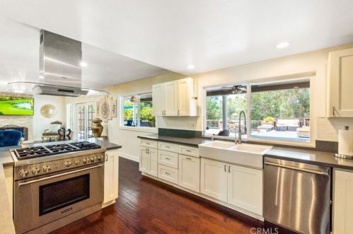 370 Yorkshire Cir, Anaheim CA 92808-1313 exterior