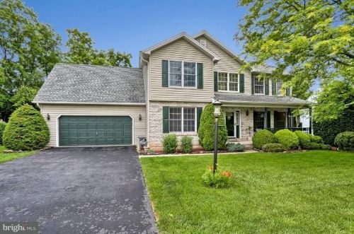 2741 Sparrow Dr, York, PA 17408-4270