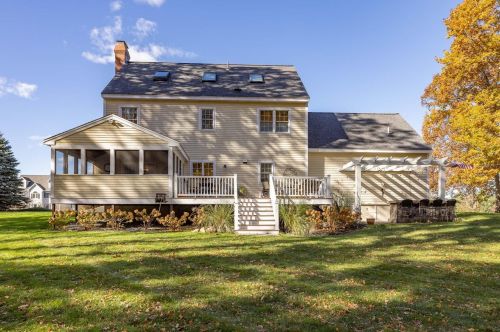10 Christie Ln, Stratham, NH 03885-2484