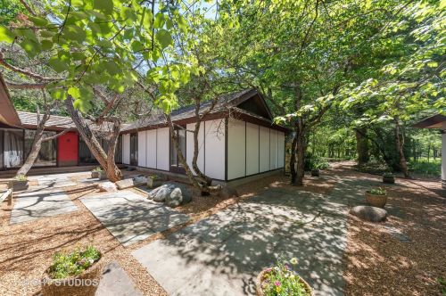 330 Thornmeadow Rd, Bannockburn, IL 60015-3745