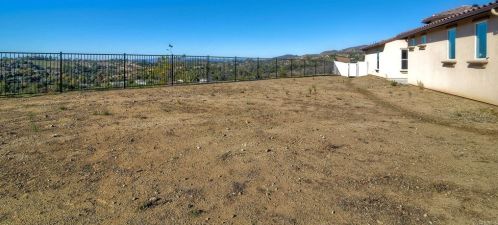 1833 Sugarbush Dr, Vista CA 92084 exterior