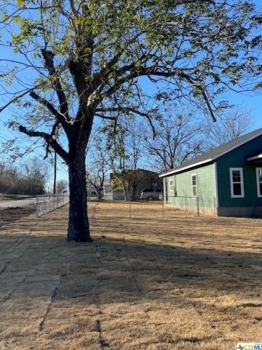 501 Cedar Ave, Stairtown, TX 78648-2045