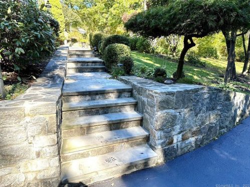 15 Henry Dr, Huntington, CT 06484-1808