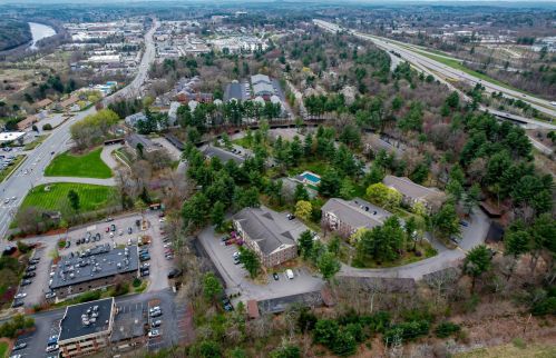 4 Autumn Leaf Dr, Nashua, NH 03060-5542